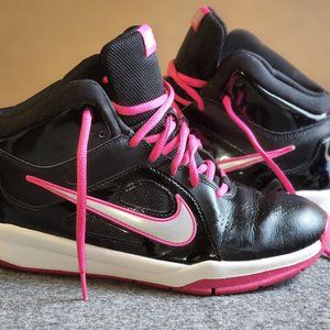 Nike Team Hustle D6 (7Y) - Girls Basketball Shoes - Black/White/Pink Foil/Silver
